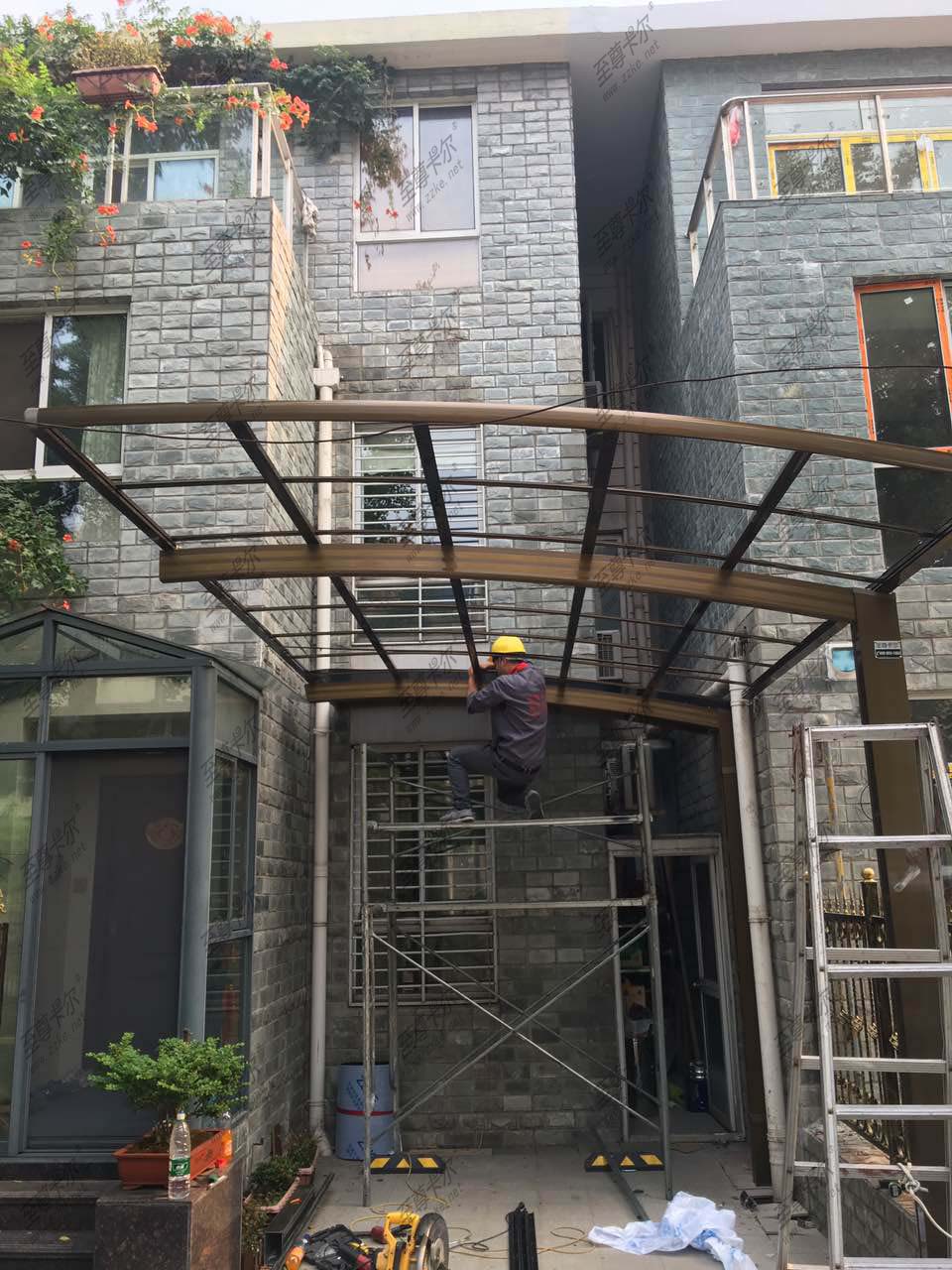 雨棚遮陽棚的施工也非常重要.jpg 雨棚遮陽棚的施工也非常重要.jpg