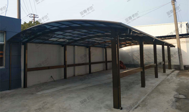 為解決員工需求，這些公司單位統(tǒng)一建造電動(dòng)車(chē)車(chē)棚