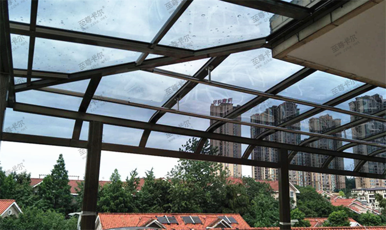 終于知道為何要用PC耐力板做雨棚了！