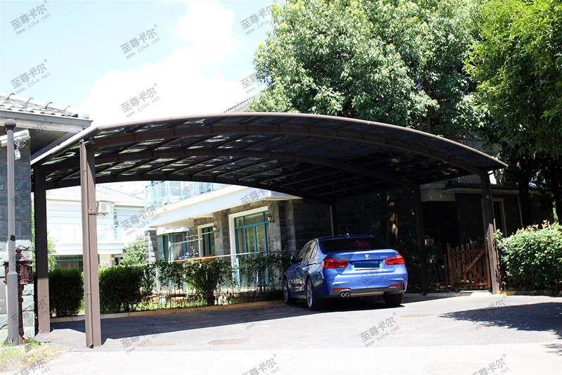 搭建小轎車車棚，選擇這種材質耐用30年