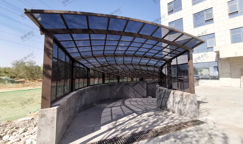 地下車庫出入口雨棚怎么做？找有20年施工經驗的雨棚廠家來合作