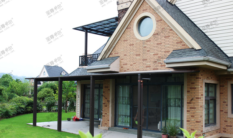 家里搭了一個露臺雨棚，材料選這種堅(jiān)固耐用，再也不怕狂風(fēng)暴雨了