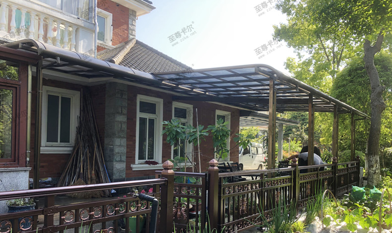 家里庭院搭建雨棚，選擇耐力板雨棚，更具現(xiàn)代氣息