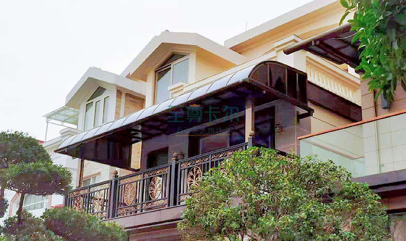 搭建雨棚，要分清“耐力板”和“陽(yáng)光板”，差別很大，不要選錯(cuò)