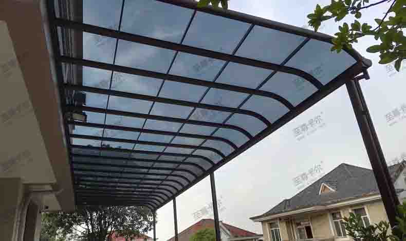 陽臺雨棚上門安裝？家用防雨棚圖片？